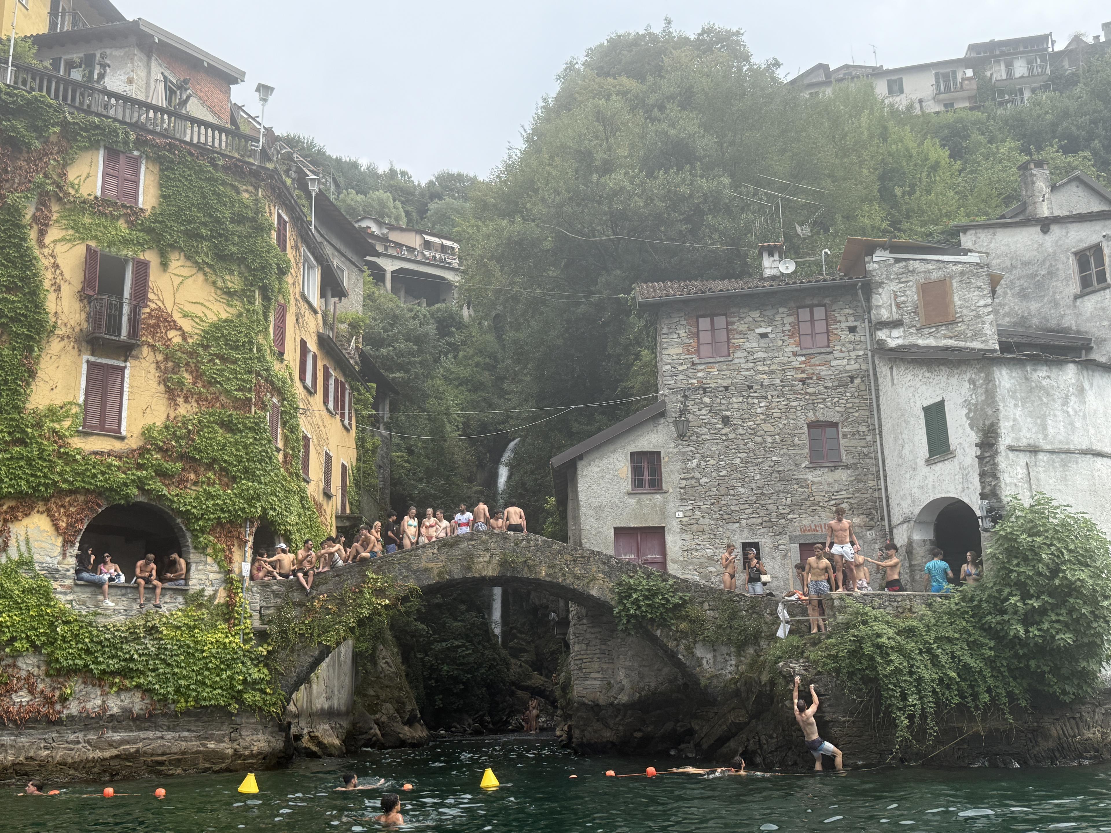 Perfekt for bading: Orrido di Nesso ligger mellom Como og Bellagio, kjennt for kraftig fossefall og den gamle broen Ponte della Civera.