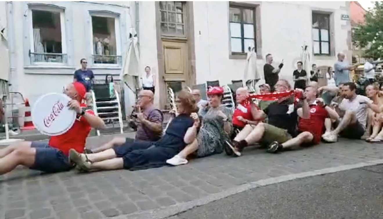 N&Aring;R HELE COLMAR ROR MED NORGE: I Colmar er det rett og slett vakkert. Lille Venezia med sine sm&aring; kanaler og blomsterhav. Da Norge ledet over Brasil m&aring;tte alle i omr&aring;det ro sammen med Norge. Det gjorde de med glede.