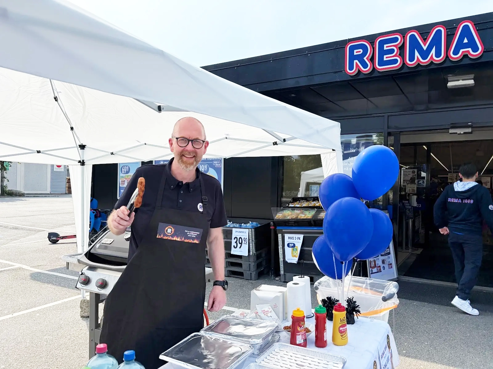 Kj&oslash;pmann og grillkonge: Kjetil Gryte byr p&aring; seg selv n&aring;r det er bursdag. P&aring; menyen stod p&oslash;lser og kake til alle som kom innom. Foto: Privat.