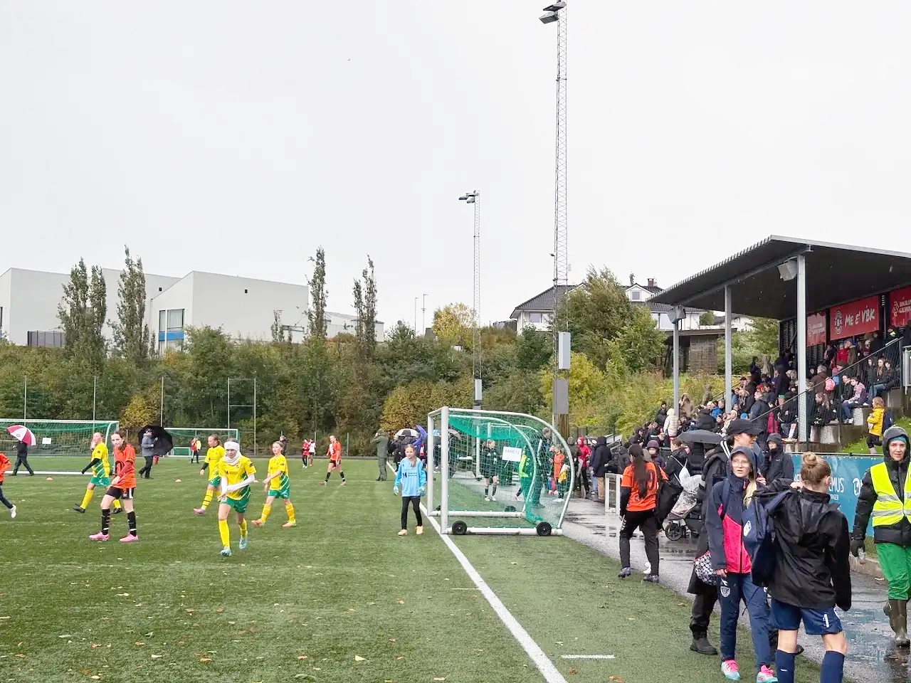 GODT OPPM&Oslash;TE: Mange tilreisende spillere og publikum, men ogs&aring; mange fra Tasta m&oslash;tte opp for &aring; heie frem de unge spillerne